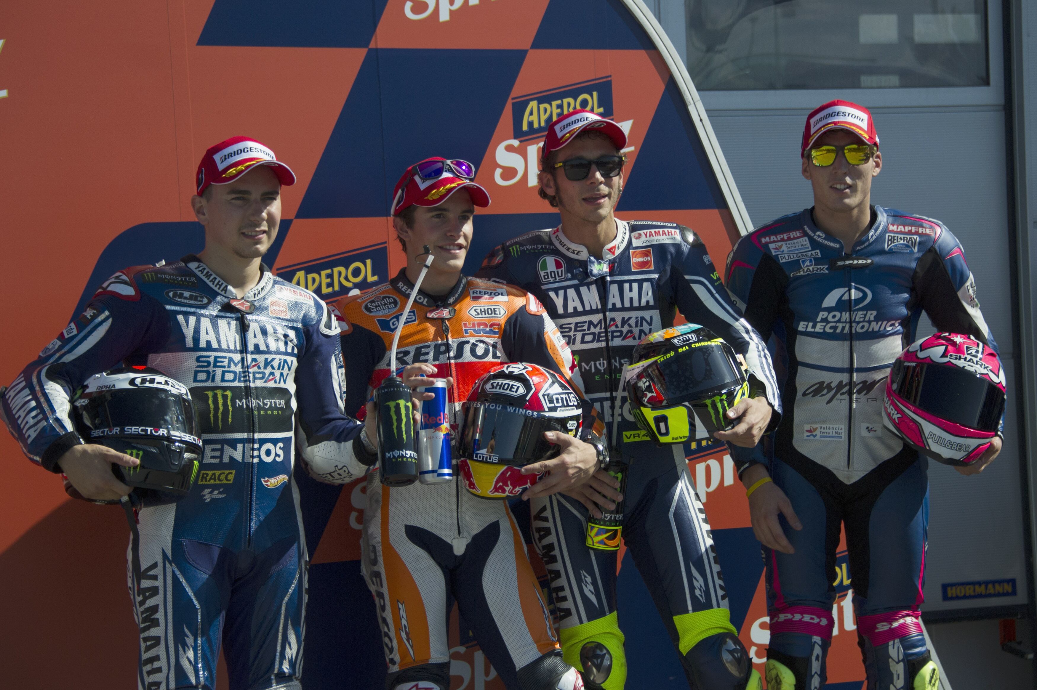 De izquierda a derecha, Jorge Lorenzo, Marc Márquez, Valentino Rossi y Aleix Espargaró posan tras los entrenamientos de clasificación del GP de San Marino de Moto GP, en 2013.