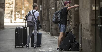 Dos turistas en una calle del Barrio Gótico de Barcelona.