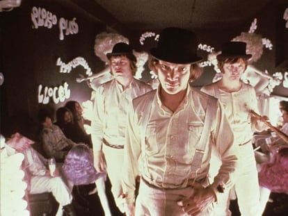 Malcolm McDowell, en el centro, en una imagen de 'La naranja mecánica'.