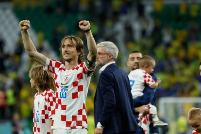 . RAYAN (CATAR), 09/12/2022.- Luka Modric de Croacia celebra al ganar hoy, en un partido de los cuartos de final del Mundial de Fútbol Qatar 2022 en el estadio Ciudad de la Educación en Rayán (Catar). EFE/Juanjo Martin
