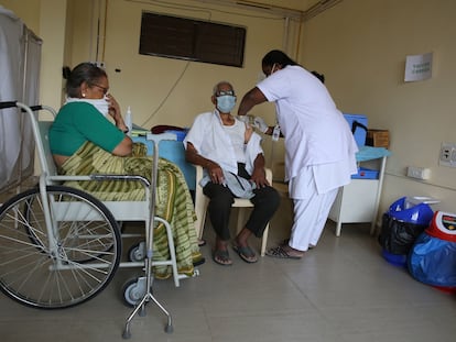 Uma enfermeira injeta uma vacina contra a covid em um idoso no Raman Hospital de Bangalore (Índia).