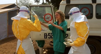 Un equipo de MSF llega a una zona de Guinea afectada por el &eacute;bola. 