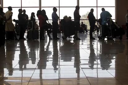 Viajeros a la espera de subir a un avión.