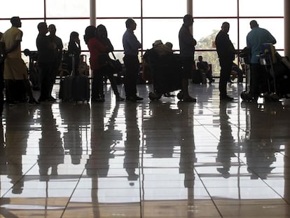 Viajeros a la espera de subir a un avión.