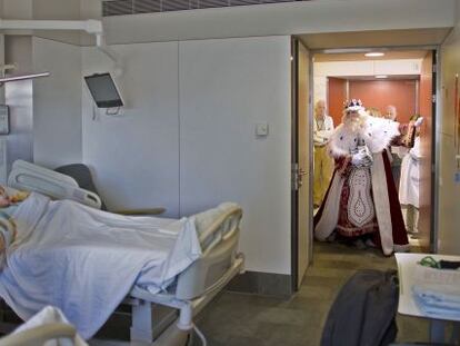 El rey Melchor lleva un regalo a un ni&ntilde;o interno en el hospital de Sant Pau.