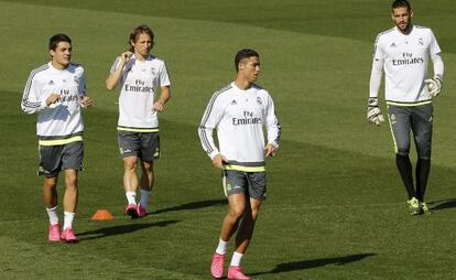 Cristiano Ronaldo, junto a Casilla, Modric y Kovacic en el entrenamiento