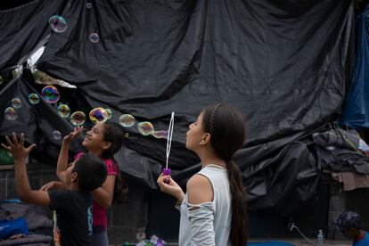 Dos niñas juegan en un campamento de migrantes en Reynosa, Tamaulipas. Sus familias junto a otras, en su mayoría mujeres y niños de El Salvador, Honduras y Guatemala, fueron deportadas de Estados Unidos a México en medio de la pandemia. 