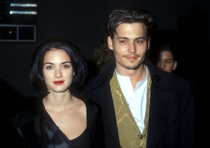 Mientras Johnny Depp se ganaba su hueco en Hollywood, también lo hacía en las revistas dedicadas a la vida de las celebridades. Primero por su relación con la también actriz Winona Ryder. Se conocieron en el estreno de 'Gran bola de fuego' en 1989. Depp tenía 26 años y Ryder, 17. Su primera cita tuvo lugar dos meses después; fue el comienzo de una relación tan apasionada que se comprometieron tras cinco meses. Un año después, los dos protagonizaron 'Eduardo Manostijeras', uno de los filmes más importantes de sus carreras. Depp hasta se tatuó ‘Winona Forever’ en su brazo derecho (palabras que, después de la ruptura, cambió a ‘Wino Forever’). Tras convertirse en una de las parejas más icónicas del momento, se separaron en 1993, una experiencia que fue muy dolorosa para Ryder. A pesar de aquello, ella le defendió en el juicio contra Amber Heard, asegurando en su testimonio legal que jamás se comportó de forma violenta con ella.