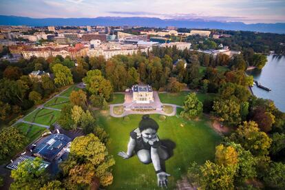 Fotografía realizada con un dron de la obra titulada "Mensaje desde el futuro", de la artista francesa Saype, instalada en el parque Perle du Lac, en Ginebra, Suiza. La obra, que ocupa 5.000 metros cuadrados, ha sido realizada con pinturas biodegradables de pigmentos naturales. La niña, a la que llama "Futuro", representa a las próximas generaciones y los pequeños barcos de papel que lanza al río la esperanza.