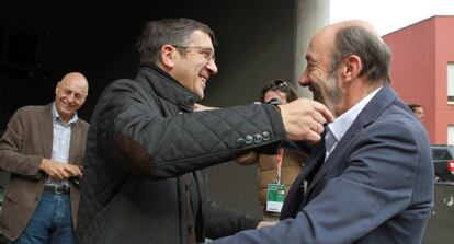 Rubalcaba y Patxi L&oacute;pez se saludan momentos antes de asistir a la clausura de la Conferencia Pol&iacute;tica de Juventudes Socialistas de Espa&ntilde;a en Bilbao.