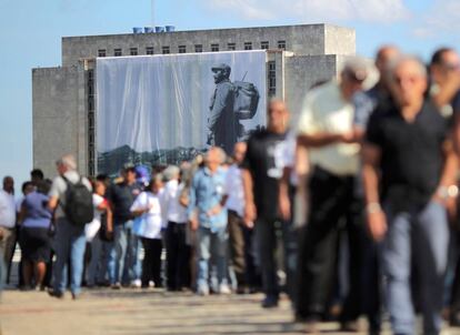 El miércoles por la mañana las cenizas de Castro se colocarán en un coche fúnebre para emprender un recorrido solemne por interior del país que terminará el sábado, en la localidad de Santiago de Cuba. En la imagen, varias personas hacen fila para rendir homenaje a Fidel Castro, en La Habana.