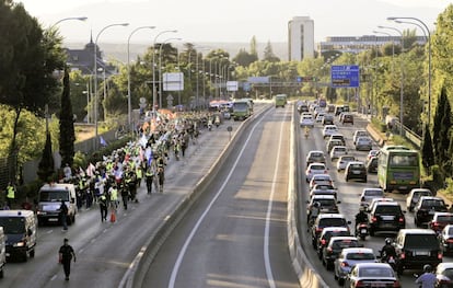 La marcha que recorre su última etapa está provocando grandes retenciones en la autovía de A Coruña (A-6) tanto en sentido entrada como salida