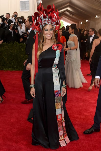 Sarah Jessica Parker no suele defraudar en la gala MET en cuanto a estilismos se refiere. Este año se ha tomado a pecho la inspiración china y acude con un tocado a lo dragón y vestido diseñado por ella en colaboración con H&M.