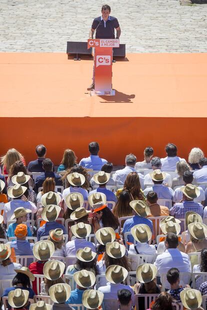 La formación política Ciudadanos, encabezada por Albert Rivera, durante su mitin ofrecido el Muelle de la Sal, en Sevilla.