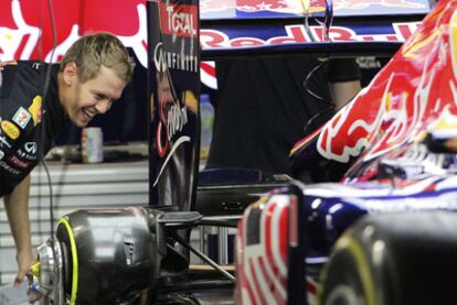 El líder del Mundial de fórmula 1, Sabastian Vettel, revisa su coche en el circuito de Singapur.