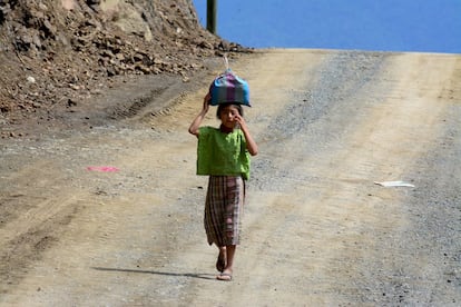 La mayoría de las comunidades por donde pasa la carretera viven de la agricultura. Buena parte cultiva solamente maíz y frijol para subsistir.
