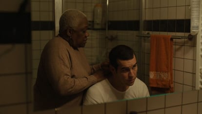 Jetty Mathurin y Mario Casas, en 'Muy lejos'.