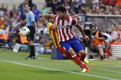 Diego Costa forcejea con Jordi Alba cuando intentan controlar un balón en el lateral.