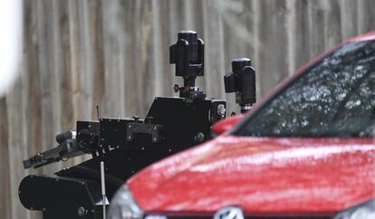 Un robot a control remoto de la unidad de desactivación de bombas es fotografiado junto a un bloque de apartamentos en el barrio de Brighton en Melbourne (Australia).