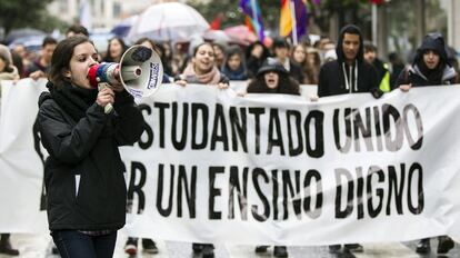 Manifestación de estudiantes universitarios por las calles de Santiago de Compostela (Galicia).