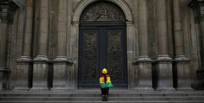 Uma mulher reza afora da Catedral de La Paz, depois do anúncio do presidente, Evo Morais, por sua renúncia, em La Paz (Bolívia) 10 de novembro.