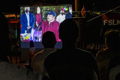 Un grupo de vecinos siguen en una pantalla la ceremonia de toma de posesión de Ortega, el 10 de enero en Managua.