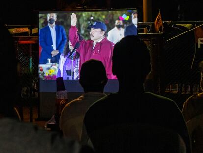 Un grupo de vecinos siguen en una pantalla la ceremonia de toma de posesión de Ortega, el 10 de enero en Managua.