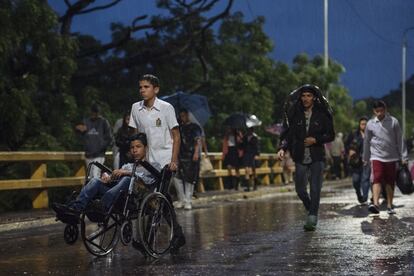 El puente fronterizo está cortado al tráfico por lo que la única manera de cruzarlo es a pie. Durante la época de lluvias, los escolares deben atravesar sus cerca de 250 metros bajo el agua con sus uniformes y mochilas. Las personas con discapacidad lo tienen más complicado todavía.