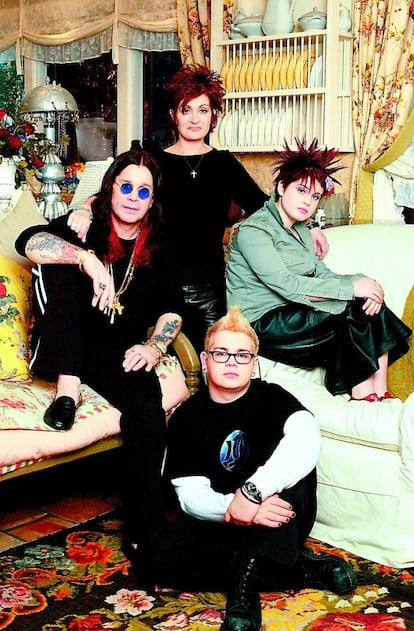 Ozzy posa en su salón con su mujer, Sharon, y los dos hijos que ha tenido con ella: Kelly y Jack. Todos participan en el 'reallity show' sobre su vida que emite la cadena MTV.