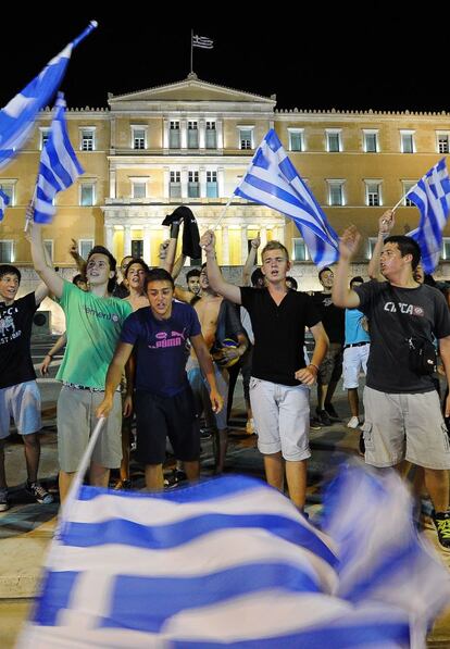 Los aficionados griegos, frente al Parlamento ateniense.