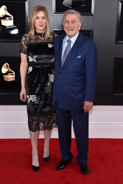 El legendario Tony Bennett, ganador de múltiples Premios Grammy, posó en la alfombra roja a sus 92 años. En la imagen, junto a su esposa Susan Crow.