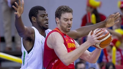 Pau Gasol intenta sortear el marcaje de Hima en el Espa&ntilde;a-Costa de Marfil en Zaragoza