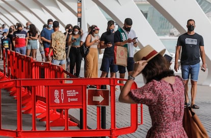 Una fila de personas espera para recibir la vacuna contra el Covid-19 en el dispositivo puesto en marcha en la Ciutat de les Arts i les Ciències de Valencia, a 28 de julio de 2021, en Valencia, Comunidad Valenciana, (España).