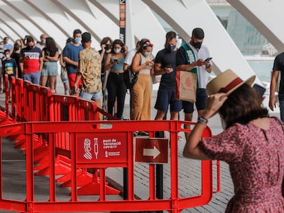 Una fila de personas espera para recibir la vacuna contra el Covid-19 en el dispositivo puesto en marcha en la Ciutat de les Arts i les Ciències de Valencia, a 28 de julio de 2021, en Valencia, Comunidad Valenciana, (España).