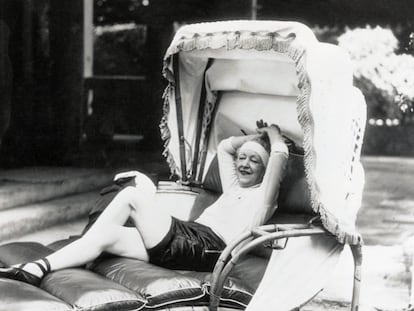 Elsie de Wolfe se relaja tras una sesión de gimnasia en su residencia parisina Villa Trianon, para un reportaje tras su matrimonio Sir Charles Mendl titulado "La vida comienza a los 65". |
