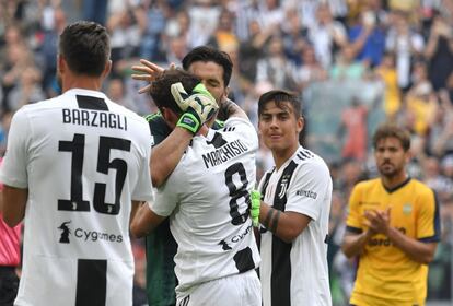 Buffon recibe el abrazo de Marchisio en su adiós a la Juve.  

