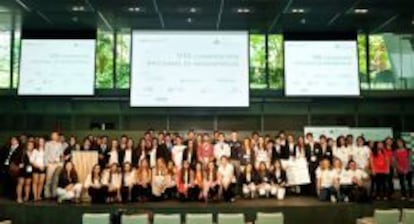 Foto de familia de los participantes en el concurso de miniempresas.