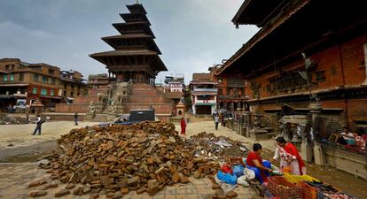 Tres meses después del terremoto de Nepal, la ayuda internacional sigue sin llegar. En la imagen, la plaza Taumadhi, en el distrito de Bhaktapur, en Katmandú, continúa sembrada de escombros.