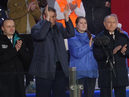 El presidente ruso, Vladímir Putin, y los candidatos Vladislav Davankov (izquierda), Leonid Slutsky (segundo por la izquierda) y Nikolai Kkaritonov (derecha) aplauden durante el acto en la Plaza Roja de Moscú por el décimo aniversario de la anexión ilegal de Crimea, este lunes.
