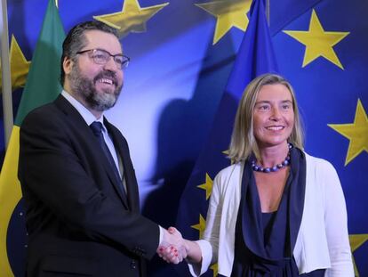 Chanceler brasileiro Ernesto Araújo com Federica Mogherini, representante da União Europeia.