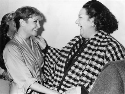 La soprano Montserrat Caballé y Lina Morgan se saludan durante un acto.