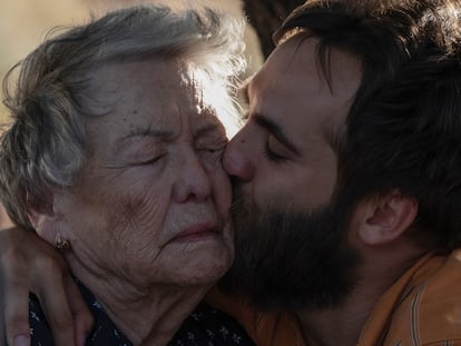 María Galiana y Ricardo Gómez, como Herminia y Carlos, en el último capítulo de 'Cuéntame'.