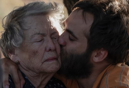 María Galiana y Ricardo Gómez, como Herminia y Carlos, en el último capítulo de 'Cuéntame'.