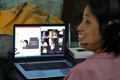 La profesora de inglés y literatura, Elizabeth Abaya, se dispone a comenzar desde su hogar las clases 'online' con sus alumnos. En su humilde casa de Tondo, afronta con ilusión el nuevo curso, que ve como “una oportunidad para todos de actualizarnos en nuevas maneras de enseñar más acordes al siglo XXI”.