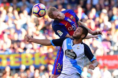 Jeremy Mathieu y Florin Andone luchan por la pelota.