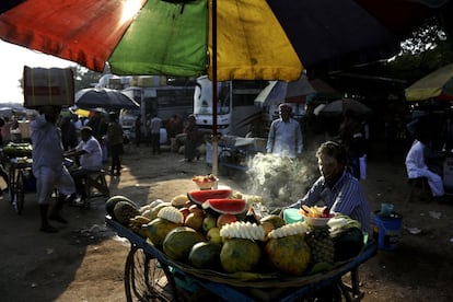 Un puesto de fruta cerca de la estación de autobuses en Calcuta (India).