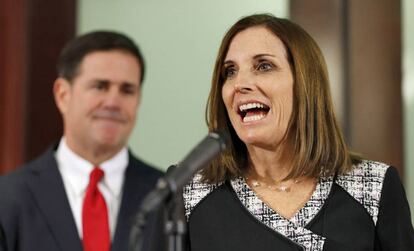 Martha McSally y el gobernador Doug Ducey, este martes en Phoenix.