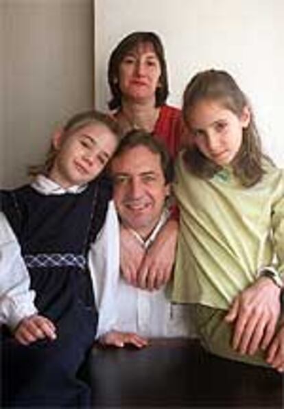 Ana Ruth y Alejandro Zarzo, con sus dos hijas, son pareja de hecho.