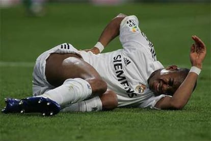 Robinho, dolorido sobre el césped.