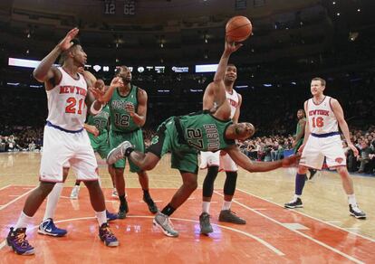 Crawford, de los Celtics, pierde el balón ante Shumpert, White y Novak, de los Knicks.